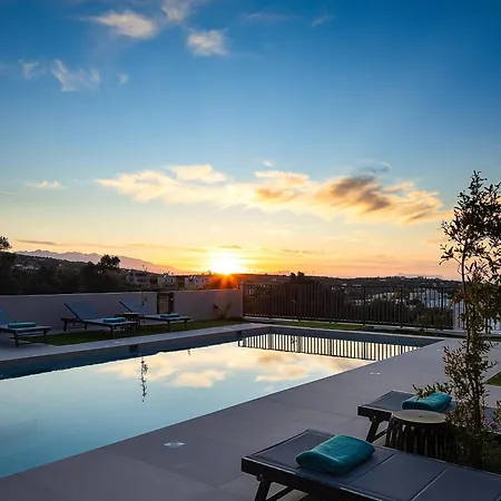 Lynx - Sculpted In Light & Nature By Etouri Villa Resmo