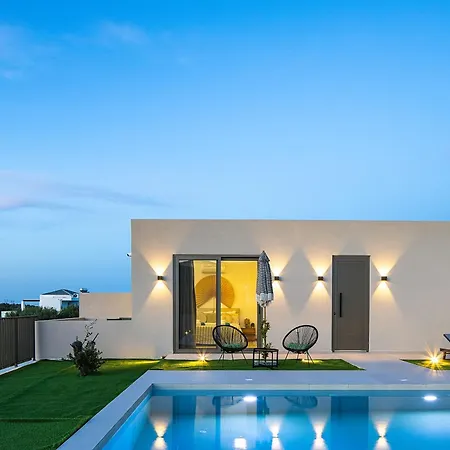 Lynx - Sculpted In Light & Nature By Etouri Villa *