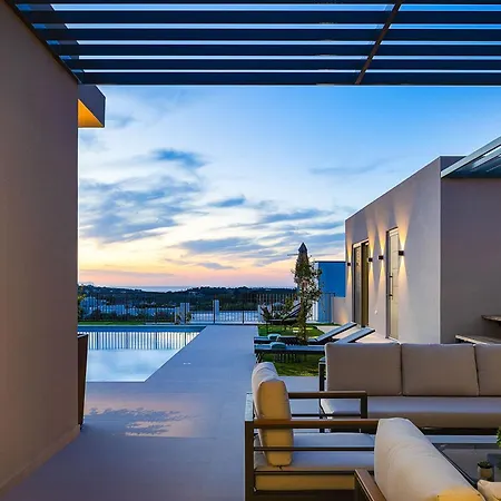 Villa Lynx - Sculpted In Light & Nature By Etouri