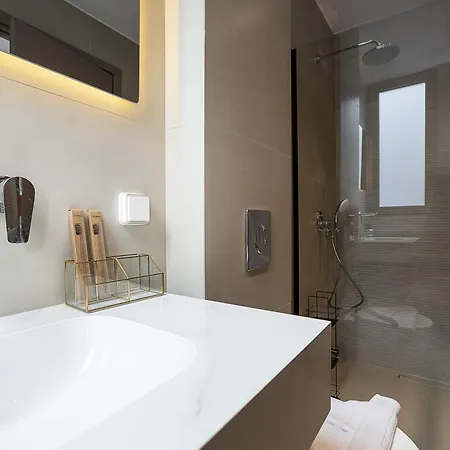 Villa Lynx - Sculpted In Light & Nature By Etouri Resmo
