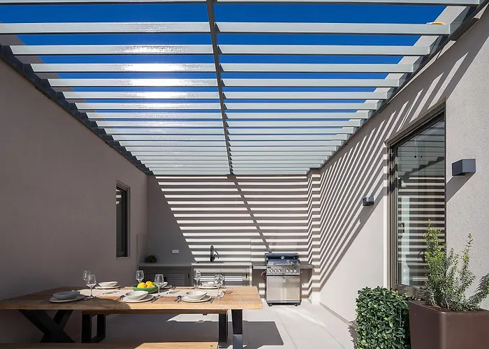 Lynx - Sculpted In Light & Nature By Etouri