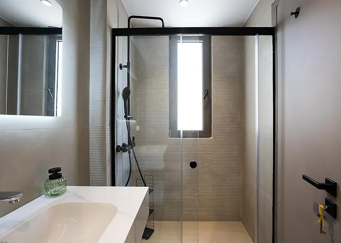 Lynx - Sculpted In Light & Nature By Etouri Villa *