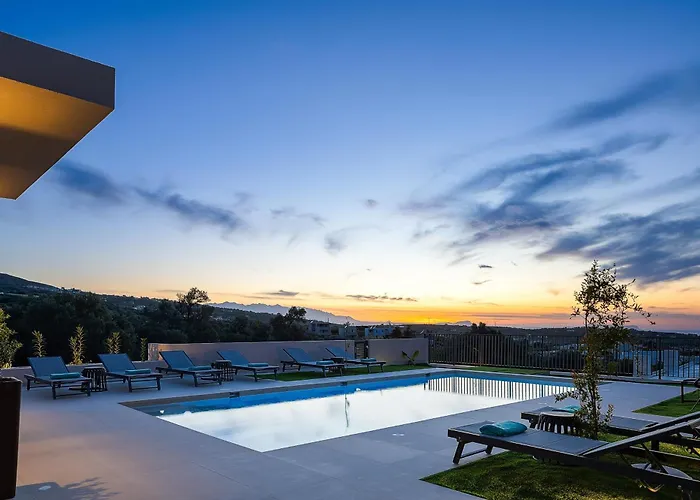 Lynx - Sculpted In Light & Nature By Etouri Villa